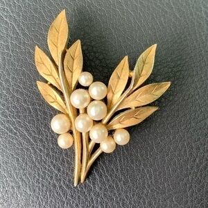 Vintage 60th Crown Trifari Faux Perl Leaves Brooch Gold tone